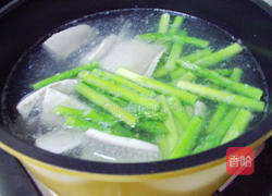 虱目鱼肚芦笋汤的做法图解4