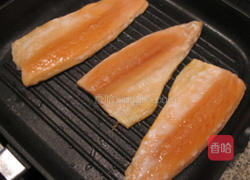 干煎鲑鳟鱼的做法图解1