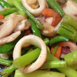 甜豆芹菜炒乌贼圈的做法[图]