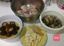 香菇蛤蜊鸡汤面线的做法图解1
