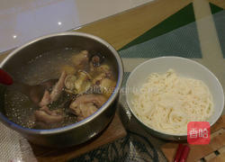 香菇蛤蜊鸡汤面线的做法图解6