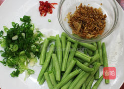 香蒜椒盐鱼米花的做法图解4