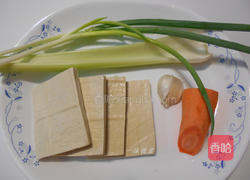 豆干炒西洋芹的做法图解1