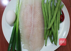 香蒜椒盐鱼米花的做法图解1