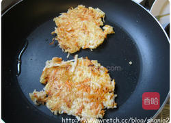 红萝卜马铃薯煎饼的做法图解2