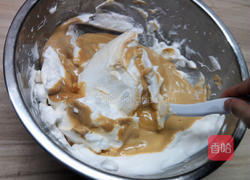 咖啡奶油瑞士卷的做法图解4