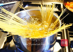 蒜香番茄意大利面的做法图解3