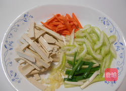 豆干炒西洋芹的做法图解2