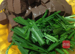 沙茶猪血韭菜汤的做法图解1