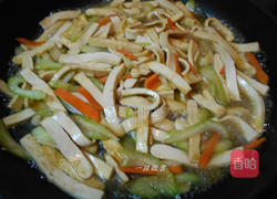 豆干炒西洋芹的做法图解7