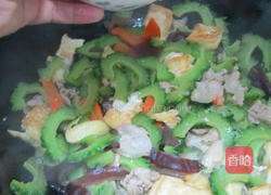 沖绳苦瓜炒什锦的做法图解4