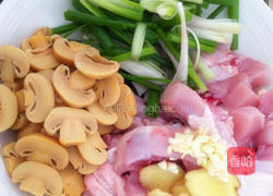 姜葱蘑菇炒鸡的做法图解1