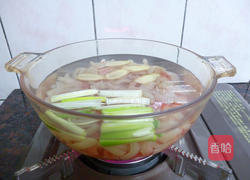 凉拌水晶肉皮冻的做法图解2