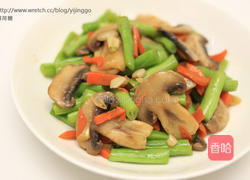 蘑菇炒四季豆的做法图解2