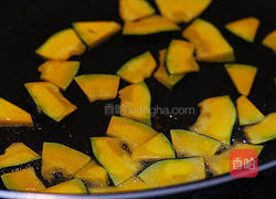 咸蛋炒南瓜的做法图解1