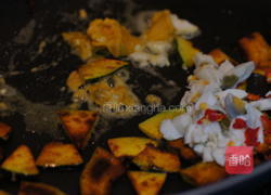 咸蛋炒南瓜的做法图解2