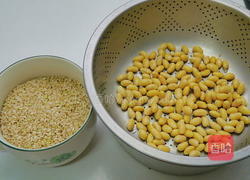 黄豆糙米饭的做法图解1