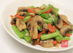 蘑菇炒四季豆的做法图解1