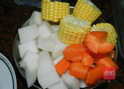 萝卜玉米汤的做法图解1