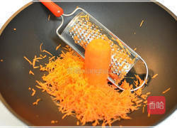 红萝卜夹心蛋卷的做法图解1