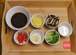 香菇姜丝烩汁蒸鱼的做法图解3