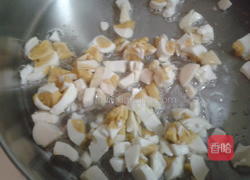 盐蛋山苦瓜的做法图解1