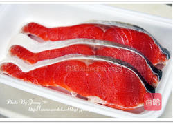 干煎酱油鲑鱼的做法图解1