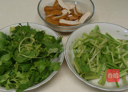 香干炒芹菜的做法图解1