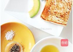 橄榄油酪梨烤土司的做法图解1