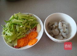 芹菜炒虾仁的做法图解1