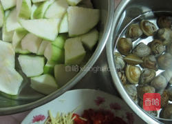 鲜蛤烩丝瓜的做法图解1