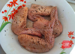 黑胡椒煎鸡翅的做法图解1