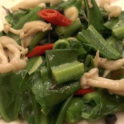 菇菇炒小鱼山苏的做法[图]