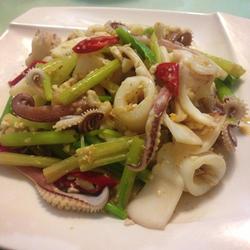 咸蛋炒芹菜墨鱼的做法[图]