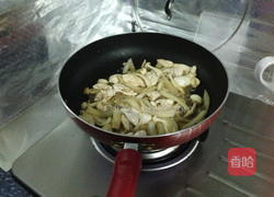 双菇炒鸡肉的做法图解3