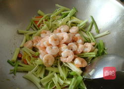 芹菜炒虾仁的做法图解4