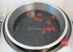 凉粉草鸡汤的做法图解3