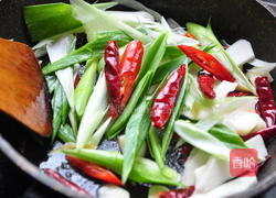 香辣酸菜鲟鱼片的做法图解4