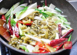 香辣酸菜鲟鱼片的做法图解5