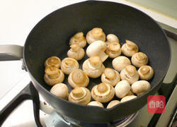 九层塔辣牛蘑菇的做法图解3