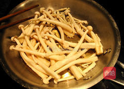 甜椒烩菇的做法图解1