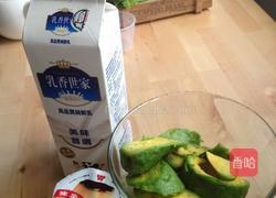 酪梨牛奶的做法图解1