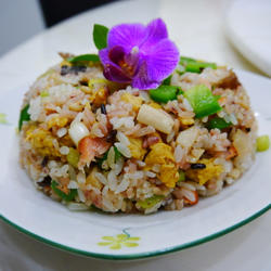 蔬菜鲑鱼炒饭的做法[图]