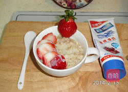 草莓炼奶燕麦粥的做法图解3