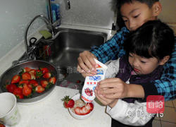 草莓炼奶燕麦粥的做法图解2