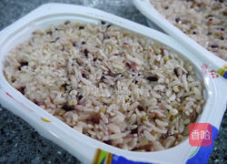 蔬菜鲑鱼炒饭的做法图解2