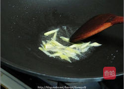 黑木耳炒鸡片的做法图解3