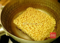家常炒泡面的做法图解5