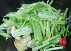 芹菜蒜味炒鲨鱼肉的做法图解4