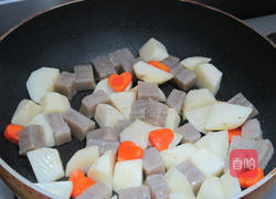 马铃薯炖肉的做法图解3